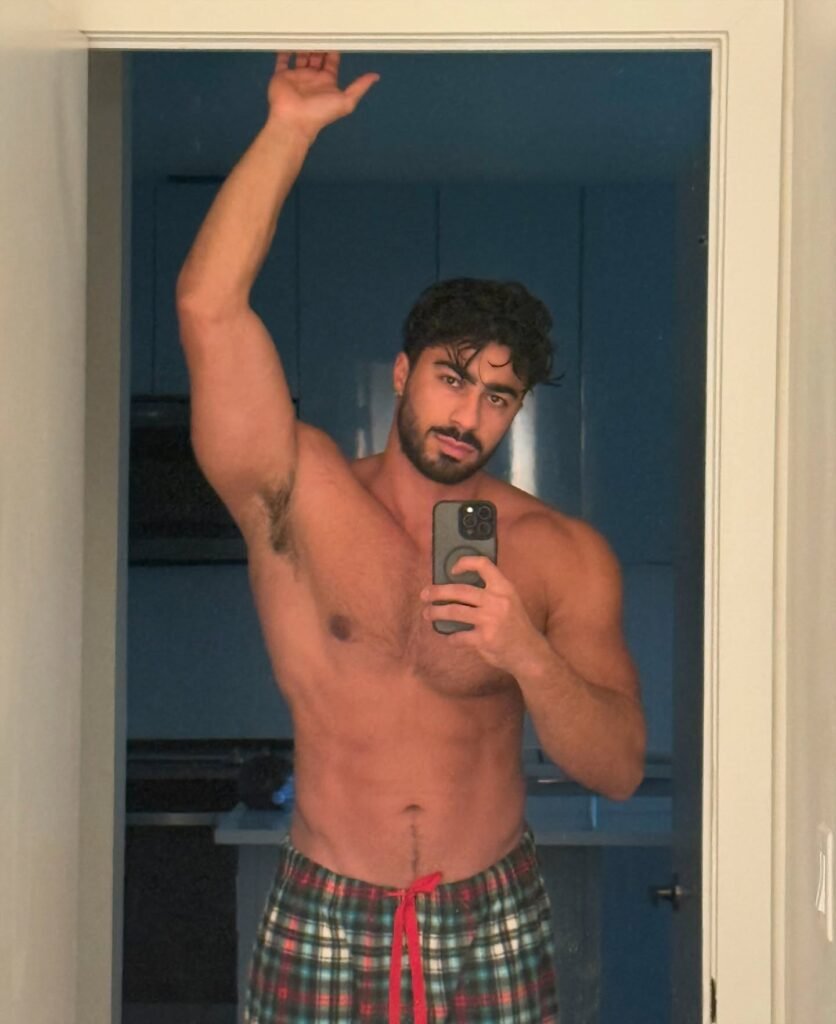 Mohammadali Saffari @mosaffari flexing his biceps