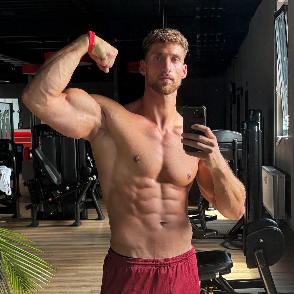 Jonas Vitzthum (@jonasvtz) fitness model in tank top