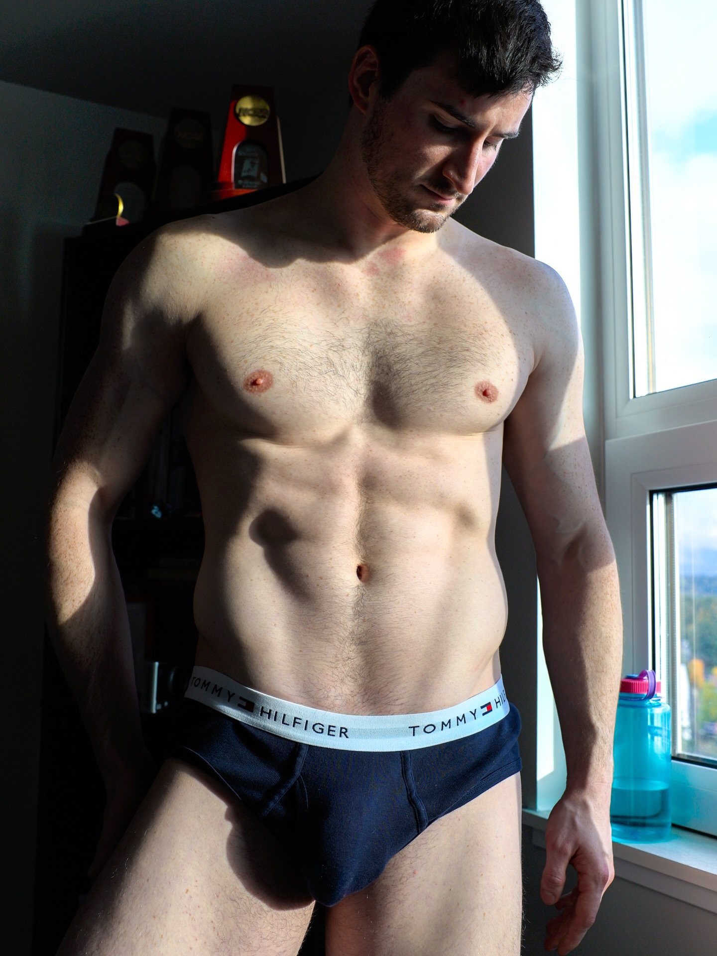 Outdoor scenery with a shirtless hunk