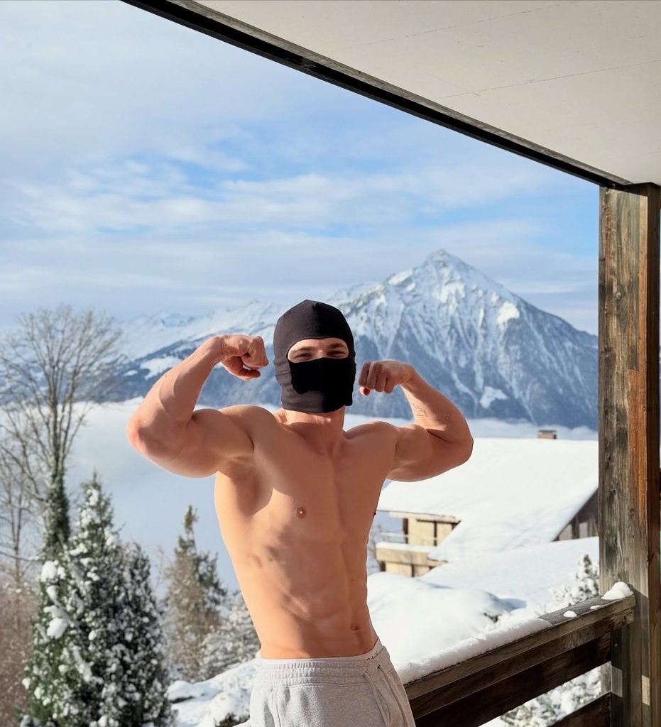 Oleg Ravv taking a shirtless gym selfie