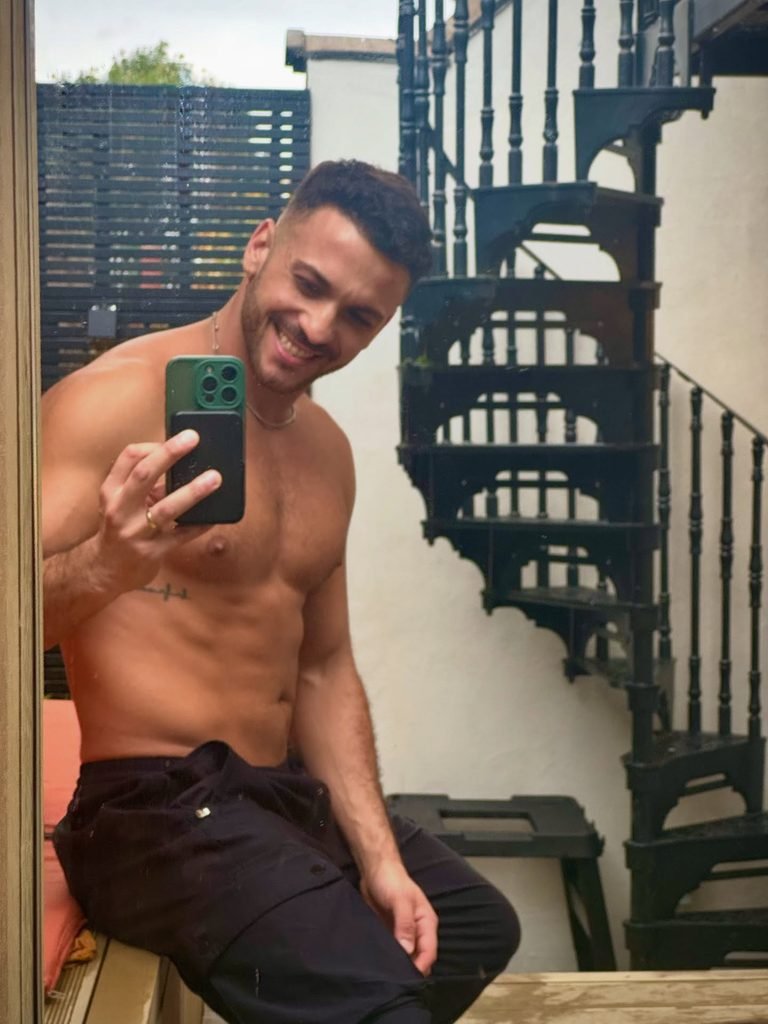 Antonio Velez (@antoniovelezxx) selfie