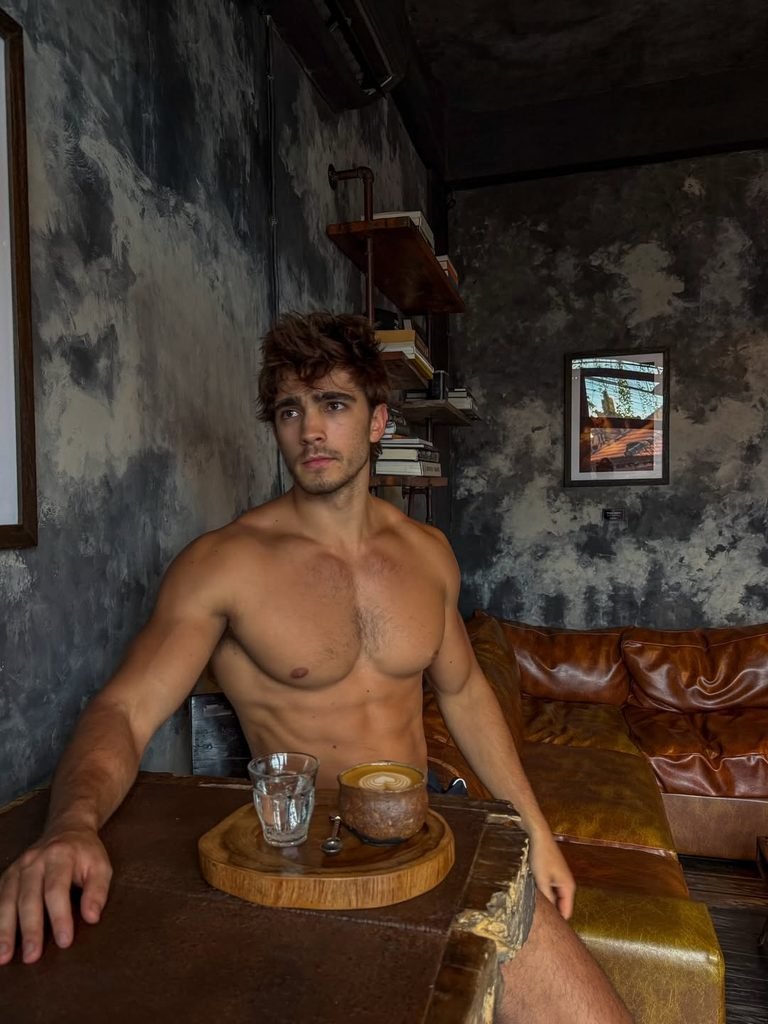 Kyle Kuznik shirtless mirror selfie from his Instagram feed