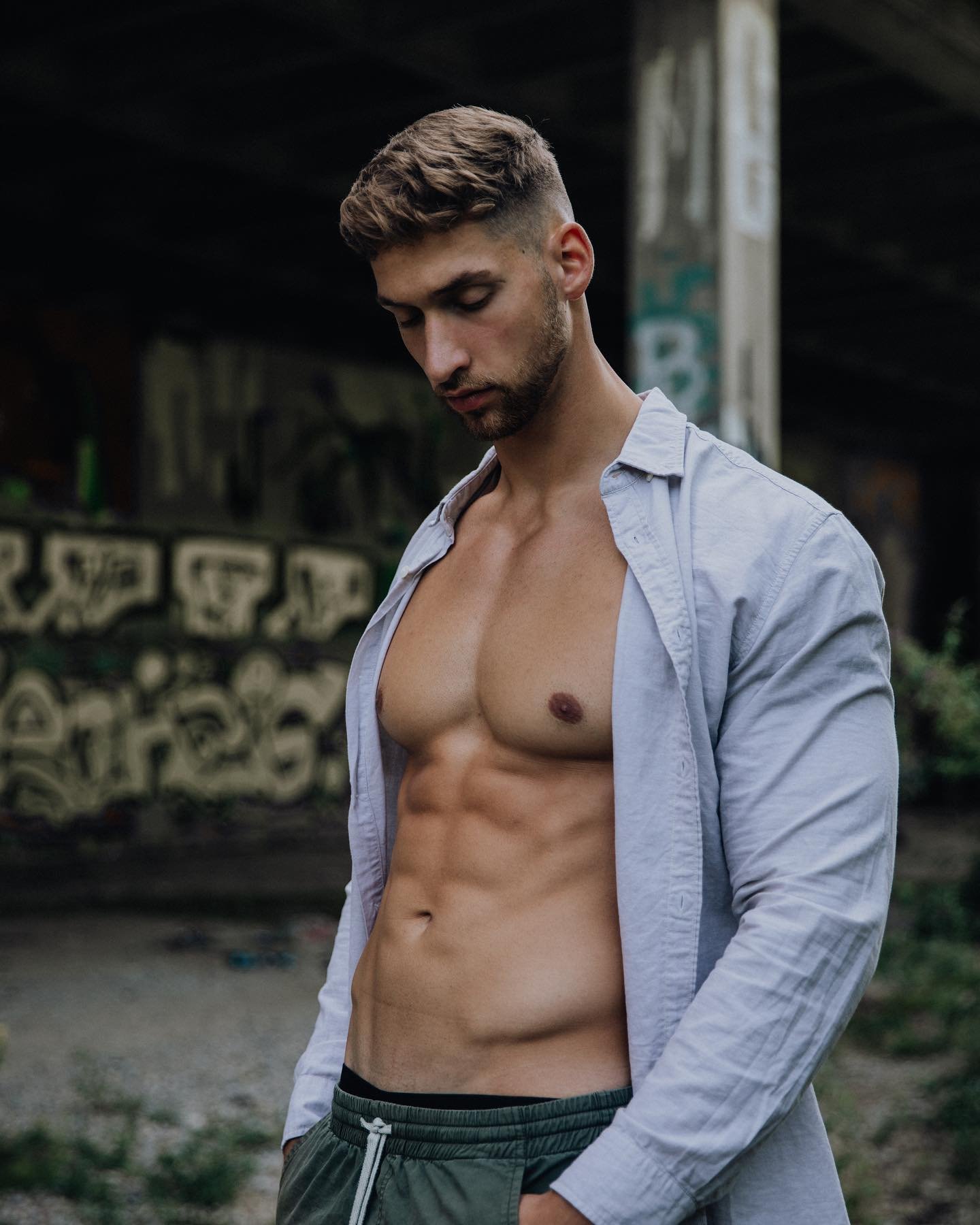 Jonas Vitzthum (@jonasvtz) posing at the gym