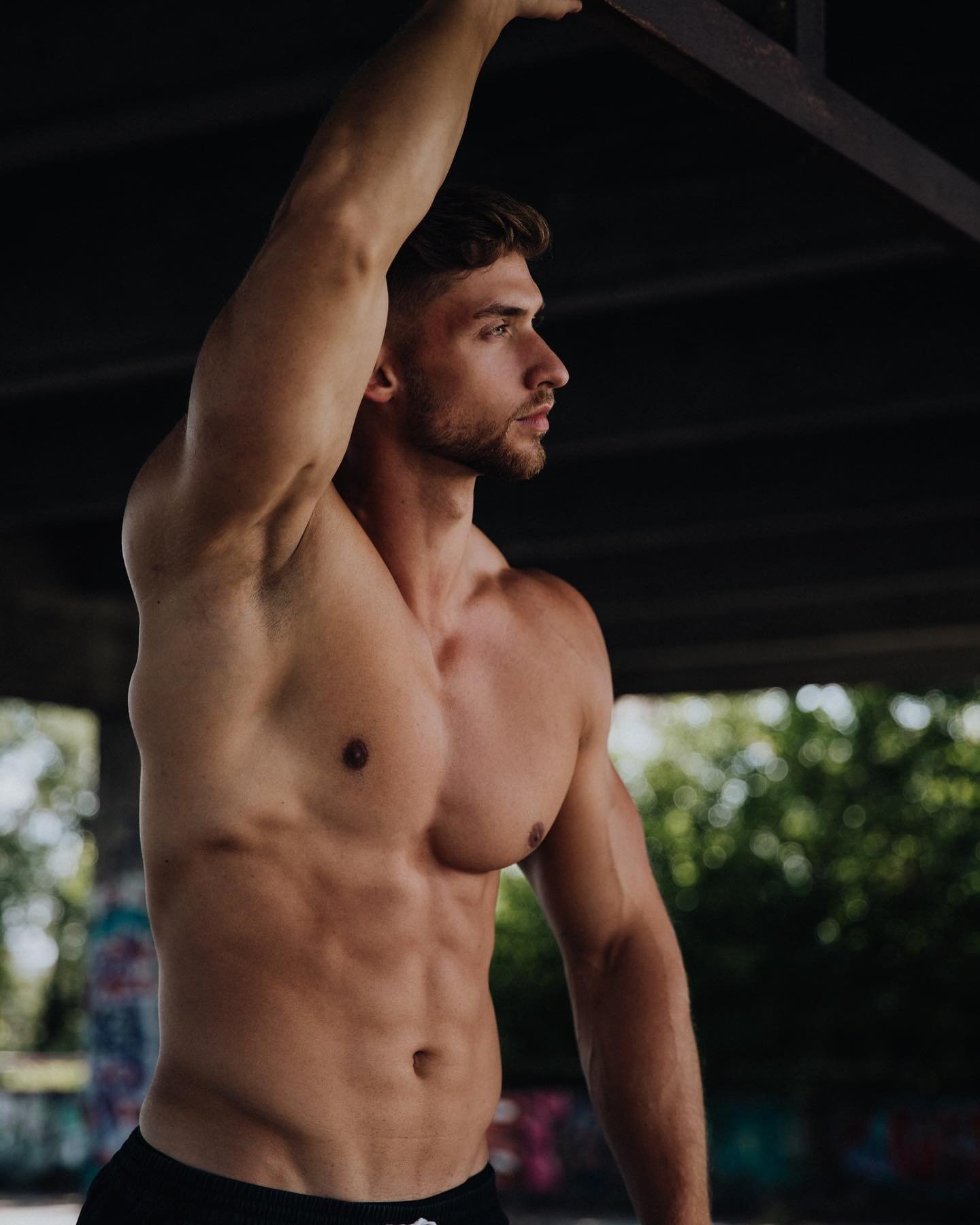 Jonas Vitzthum (@jonasvtz) gym mirror selfie