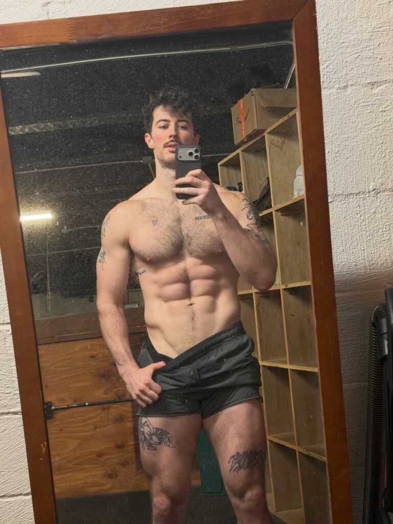 Dennis Nash model dlifts98 flexing muscles