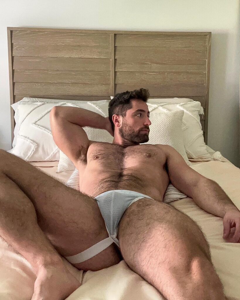 Ruggery Valdivia Jimenez (roy3te) bear content creator outdoors