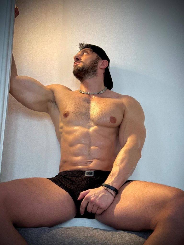 Andrea Fioravanti flexing
