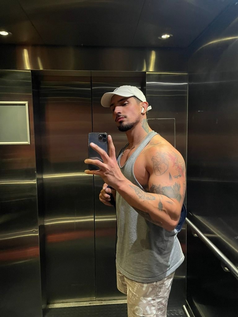 Actor and hunk Manuel Kornisiuk on set